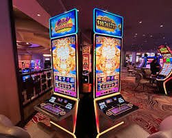 Antarmuka platform tpwin menampilkan dashboard dengan pasar olahraga, casino, dan slots