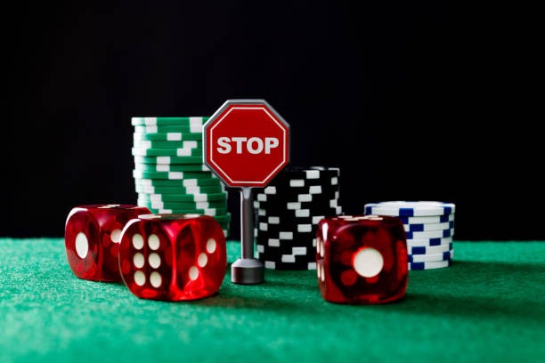 Interface aplikasi tpwin menampilkan taruhan sepak bola dan live-dealer